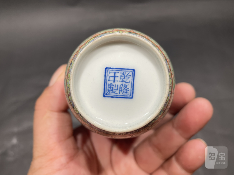 民国 粉彩堂前教子人物故事图小赏瓶一对（附原盒） - 图8